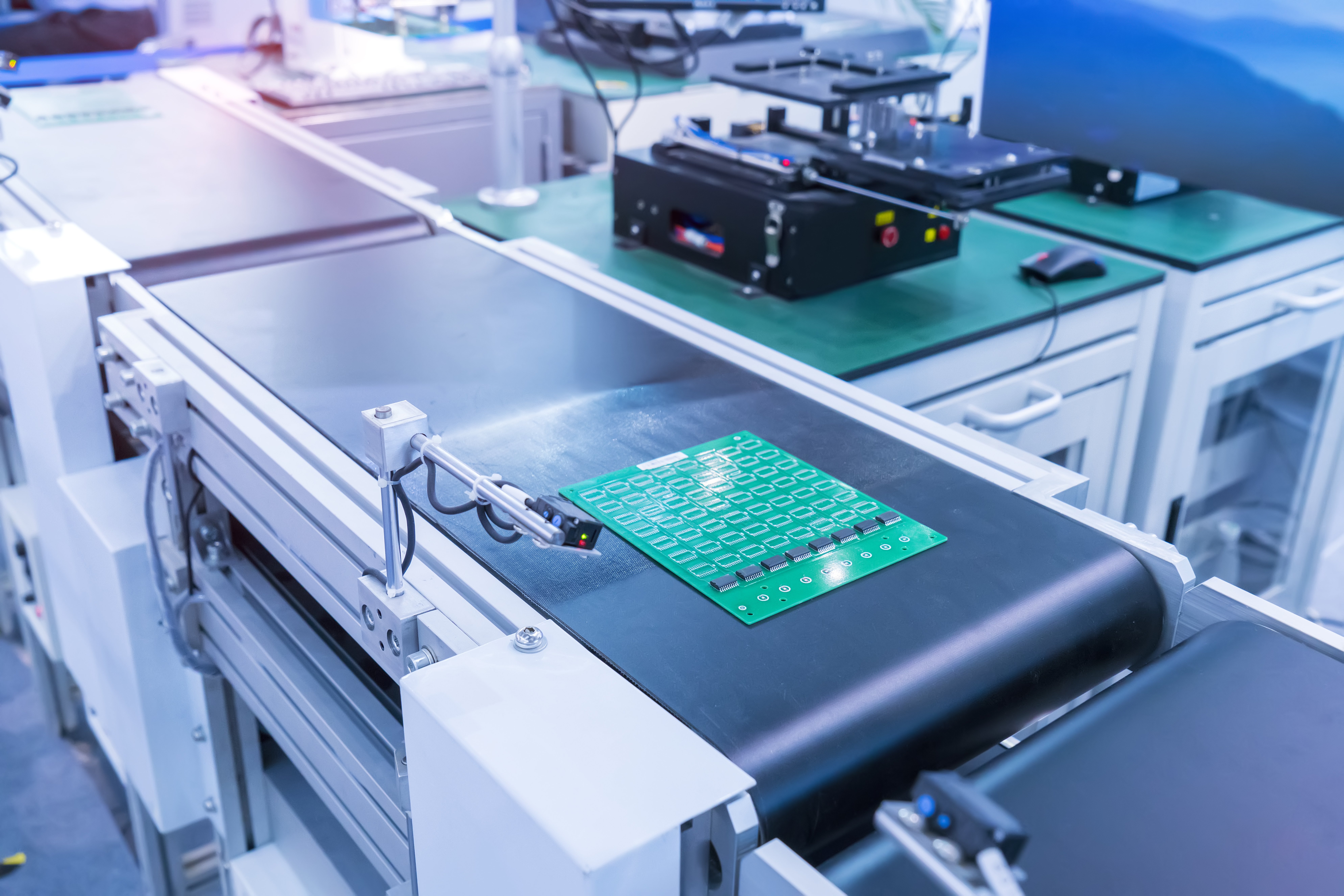 Prüfstation bei der Fertigung von elektronischen Baugruppen Prüfstation bei der Fertigung von elektronischen Baugruppen